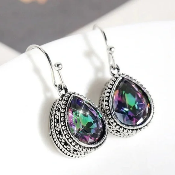 RESTOCKED: Antique women’s cute dangle water drop earrings - Picture 4 of 5